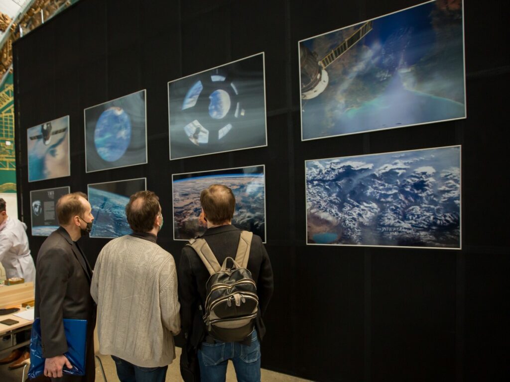 Красноярский СоюзМаш открывает выставку «Земля в иллюминаторе»