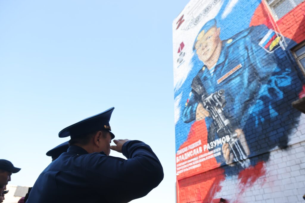 В Красноярске открыли мурал с изображением гвардии рядового Владислава Разумова