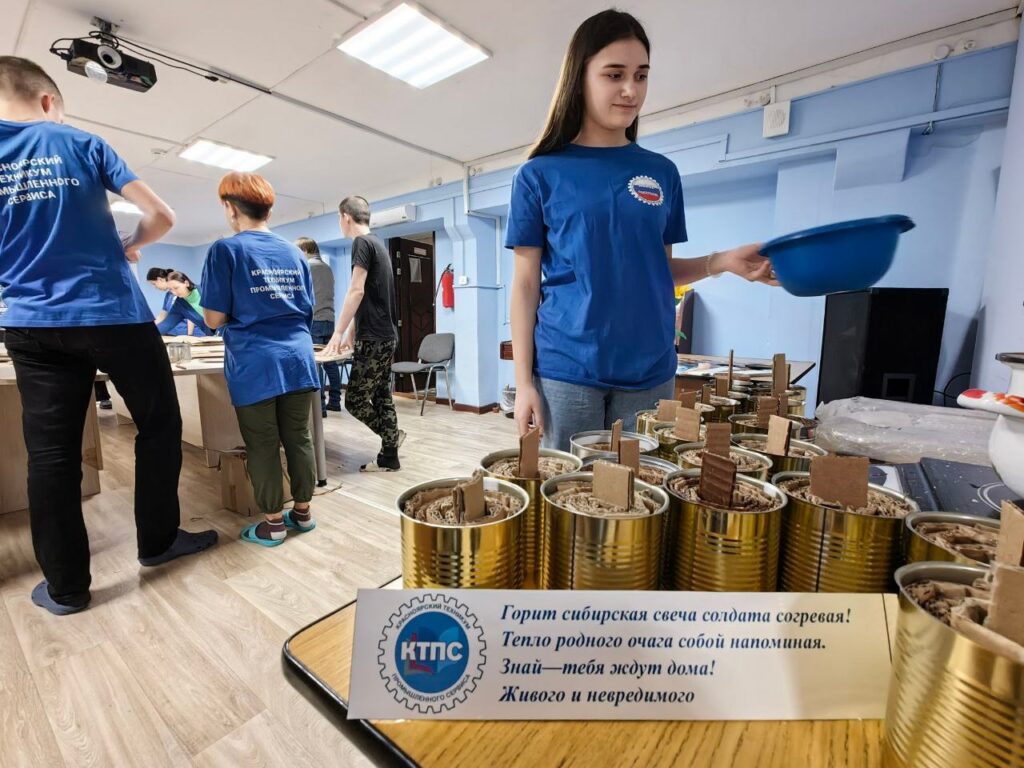 Волонтеры отряда «Новое поколение» в Красноярске делают окопные свечи для бойцов СВО