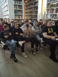 В Красноярской краевой молодежной библиотеке прошла беседа о важном «Истоки единства», посвященная Дню народного единства