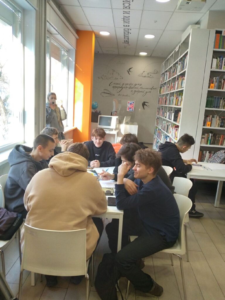 Молодежные дебаты на тему «Лидером нужно родиться или им можно стать» прошли в Красноярской краевой молодежной библиотеке