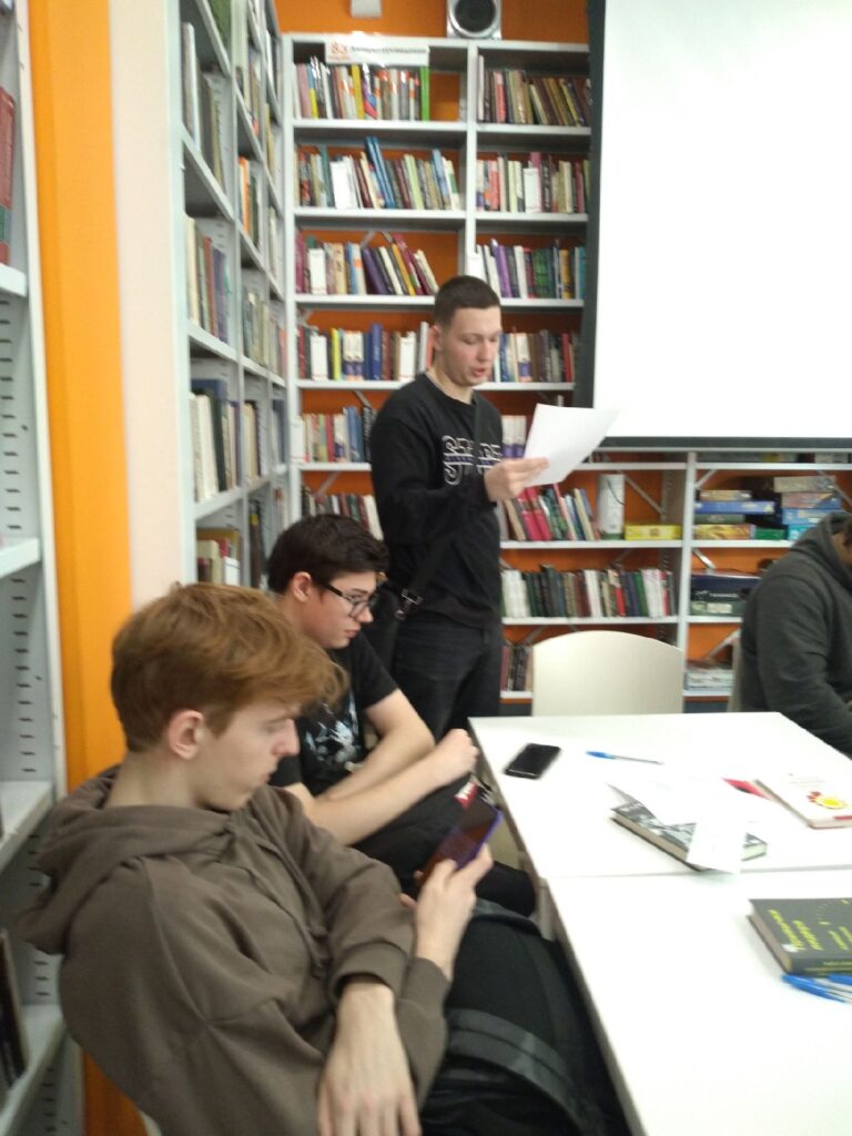 Молодежные дебаты на тему «Лидером нужно родиться или им можно стать» прошли в Красноярской краевой молодежной библиотеке