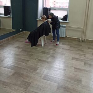 Продолжая радовать сердца ветеранов: студенты-парикмахеры оказывают бесплатные услуги для ветеранов Кировского района